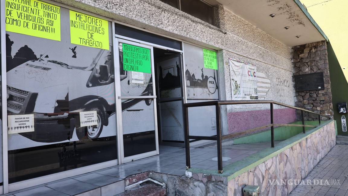 $!Cerca de 500 trabajadores participan en la huelga silenciosa, mientras el servicio continúa operativo.