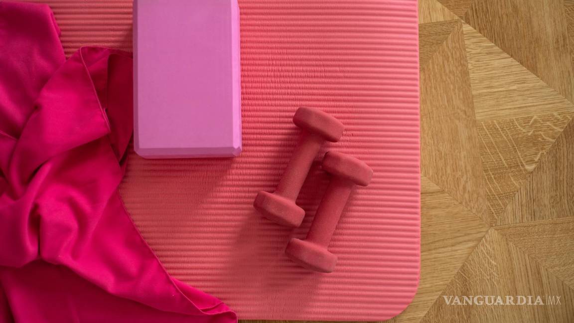 $!Un tapete de yoga y un par de mancuernas pueden ser los elementos perfectos para ejercitarte en casa.