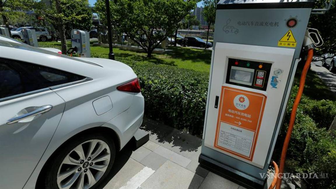 China desarrollará vehículos inteligentes y prohibirá autos de gasolina