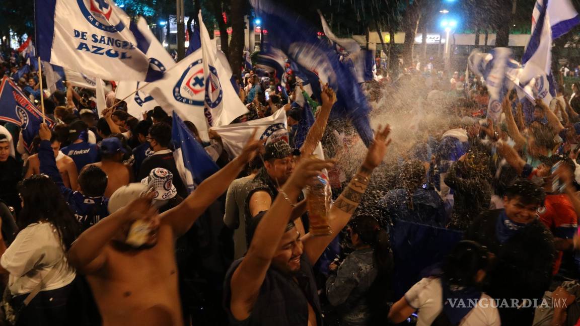 $!Después de 23 años en silencio, así celebran aficionados al campeón Cruz Azul