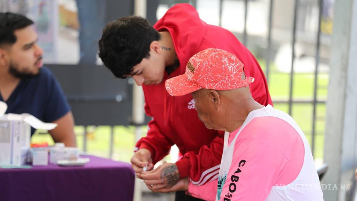$!Personal de Salud Pública Municipal aplicó vacunas, realizó detecciones de enfermedades y brindó atención para mascotas durante la jornada dominical de la Ruta Recreativa en Saltillo.