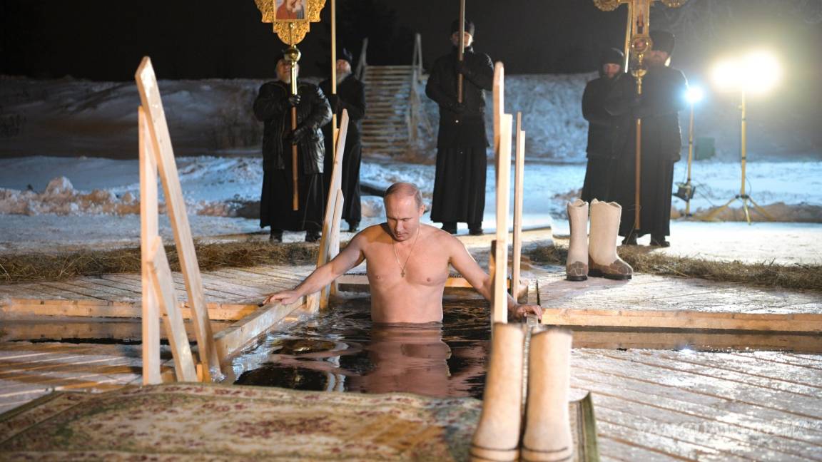 Putin se baña en aguas heladas para celebrar Epifanía ortodoxa