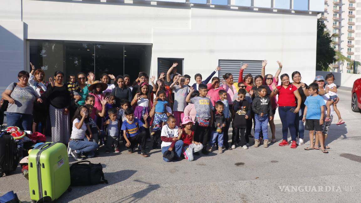 $!Viajan 41 soñadores de Saltillo a Mazatlán para conocer el mar