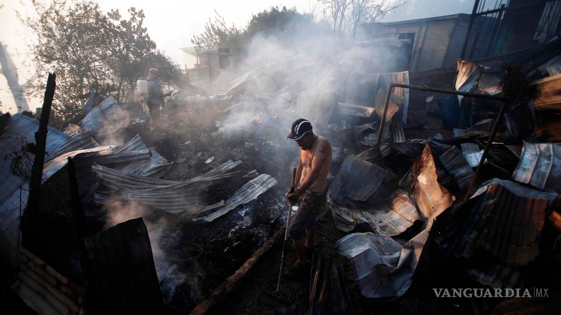 $!Se quema casa de bombero chileno mientras él ayudaba en otro incendio