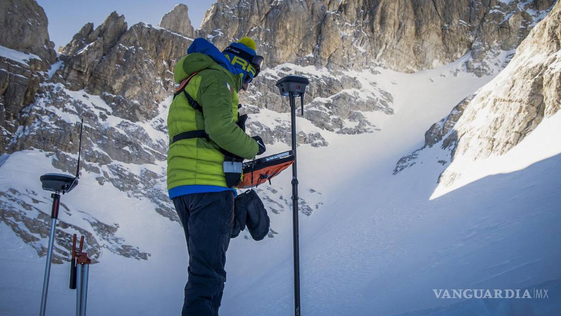$!Un científico instala un equipo de sonido en el monte Gran Sasso d’Italia, en el centro de Italia. AP/ Riccardo Selvatico / CNR and Ca Foscari University