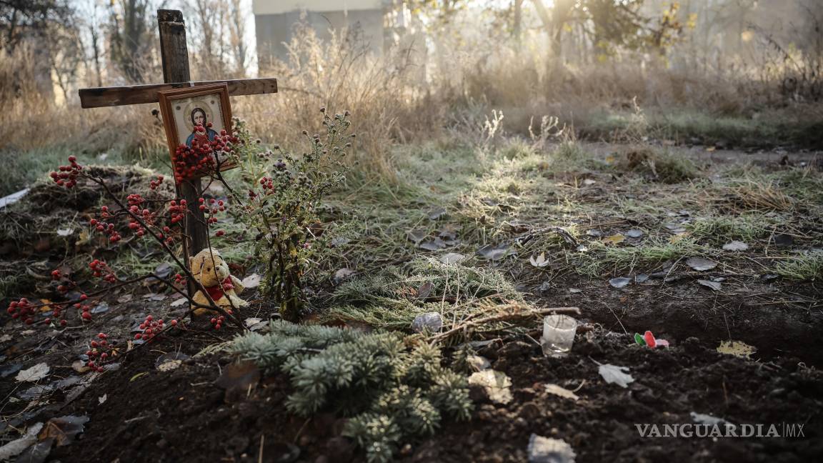 $!Ttumba de un civil en el patio de las casas residenciales dañadas en la ciudad de Kostyantynivka, en primera línea del frente, en la región de Donetsk, Ucrania.