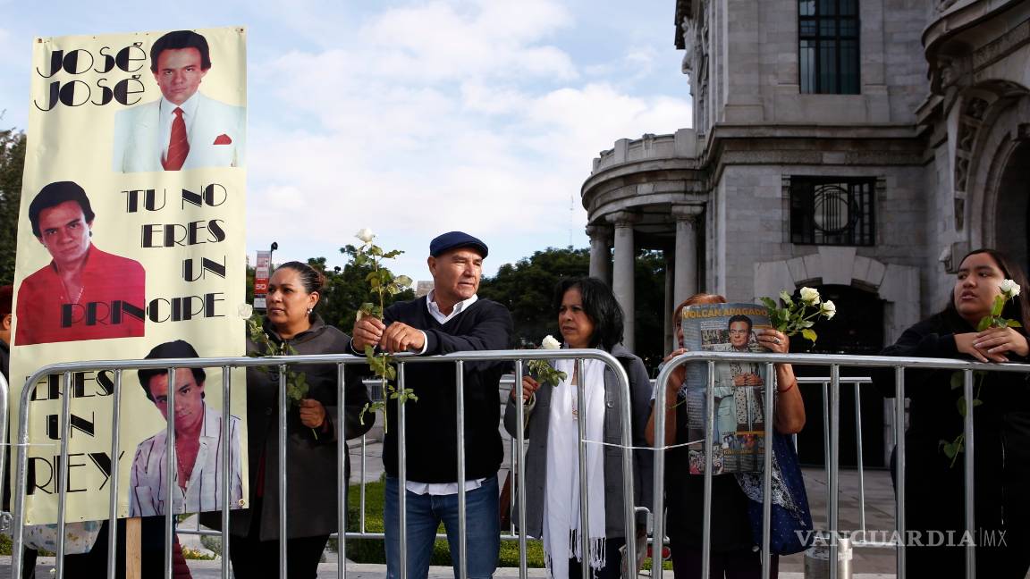 $!FOTOGALERÍA: Palacio de Bellas Artes rinde tributo al príncipe de la canción José José