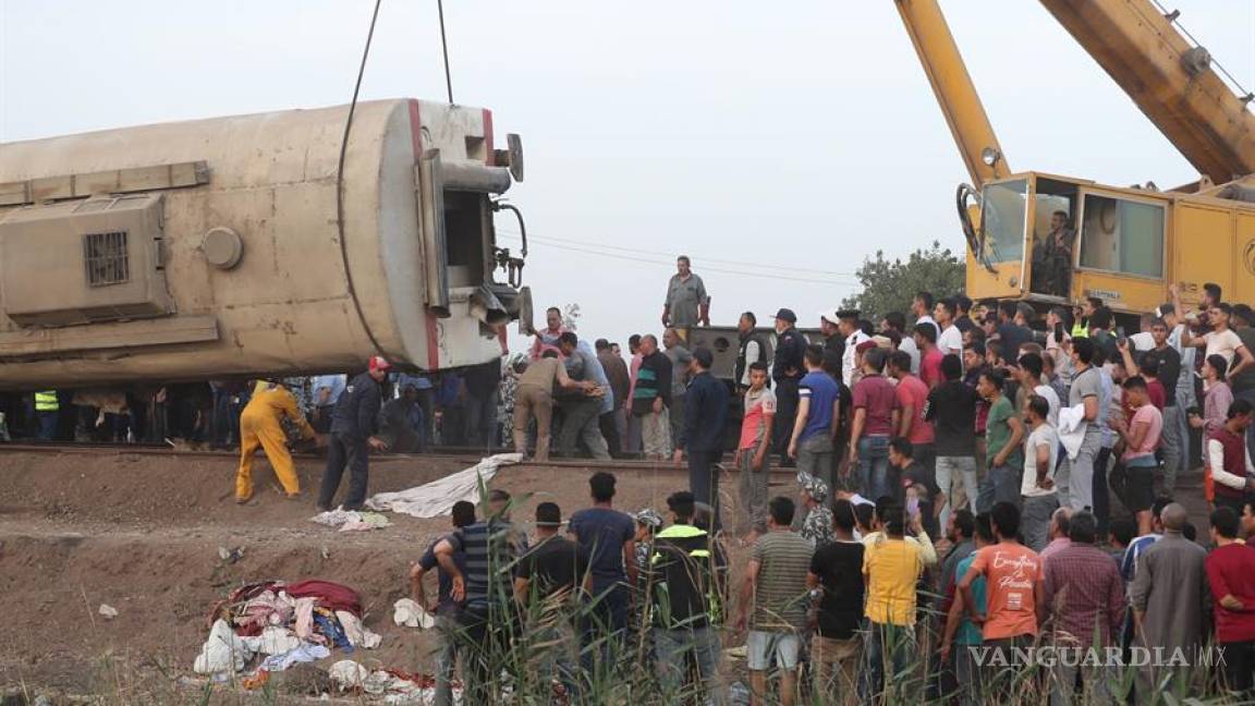 Se descarrilan vagones en Egipto; fallecen 11