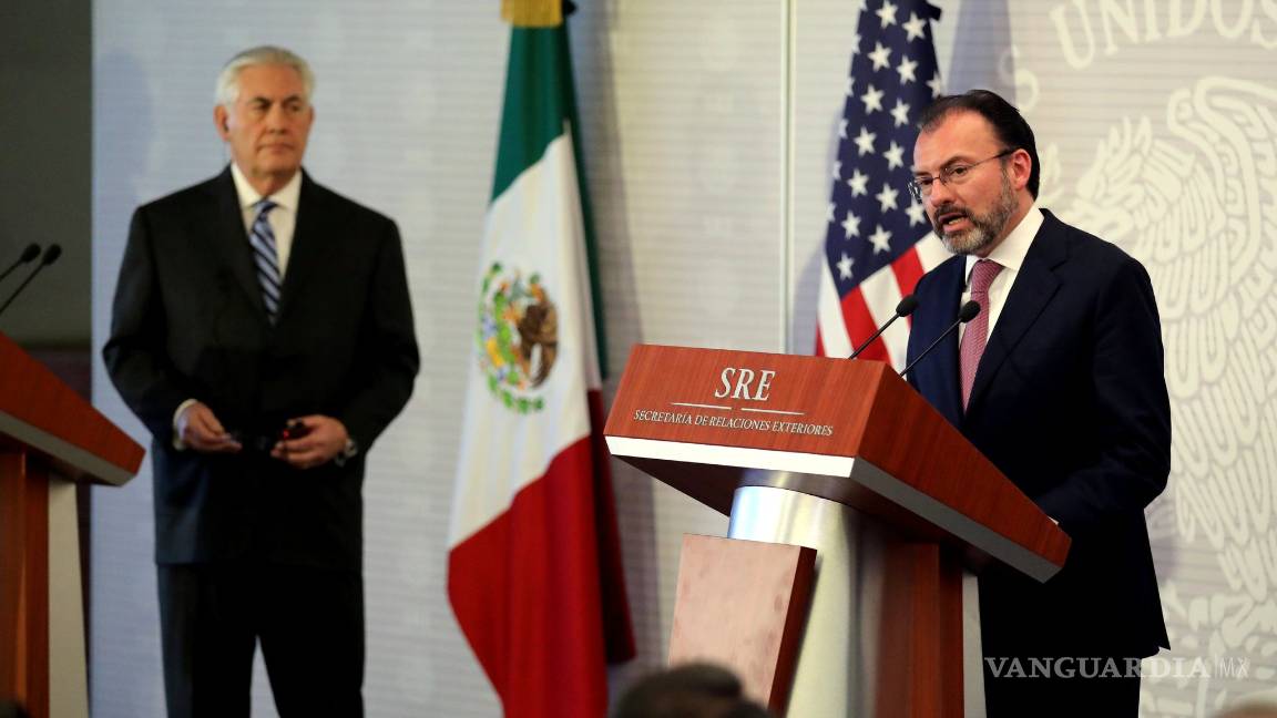 $!"Tenemos que asegurarnos que menos migrantes hagan ese viaje peligroso a Estados Unidos", dice John Kelly en México