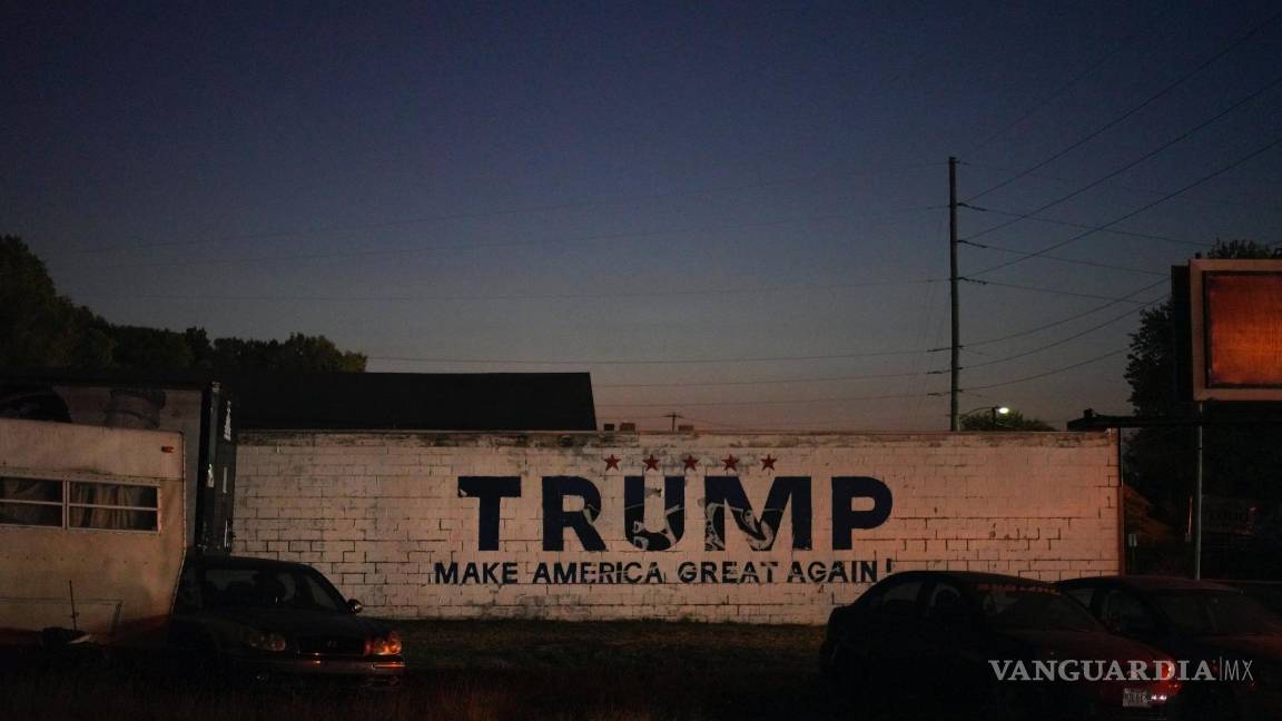 $!Un anuncio político del candidato presidencial republicano y expresidente Donald Trump está pintado en el costado de una empresa automotriz en Springfield, Ohio.