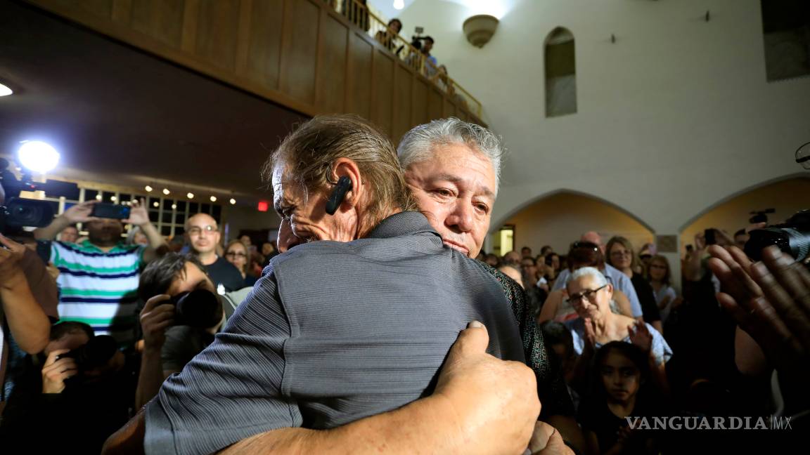 $!Antonio Basco no estuvo solo, cientos lo acompañan en el funeral de su esposa una de víctimas de la masacre en El Paso