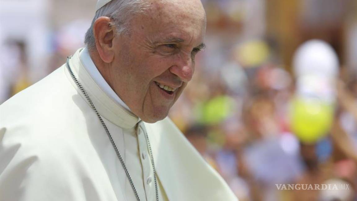 El Papa se baja del papamóvil para saludar a una anciana ciega de 99 años