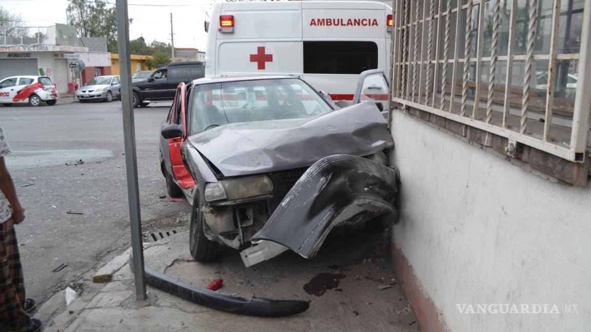 Choque lanza un auto contra una tienda de abarrotes en Saltillo