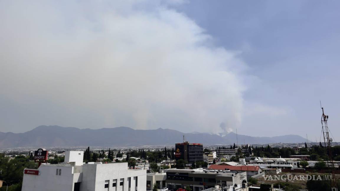 $!Nube de humo por incendio del Cañón de San Lorenzo.