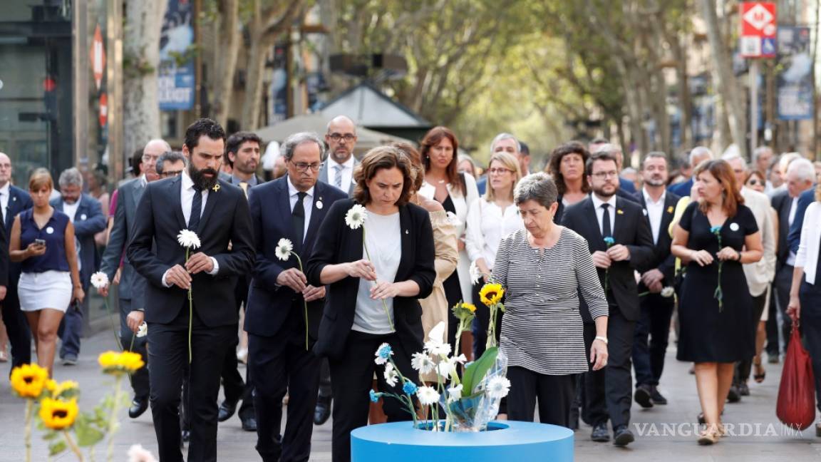 Música, flores y poesía, Barcelona recuerda a las víctimas de atentado en las La Rambla