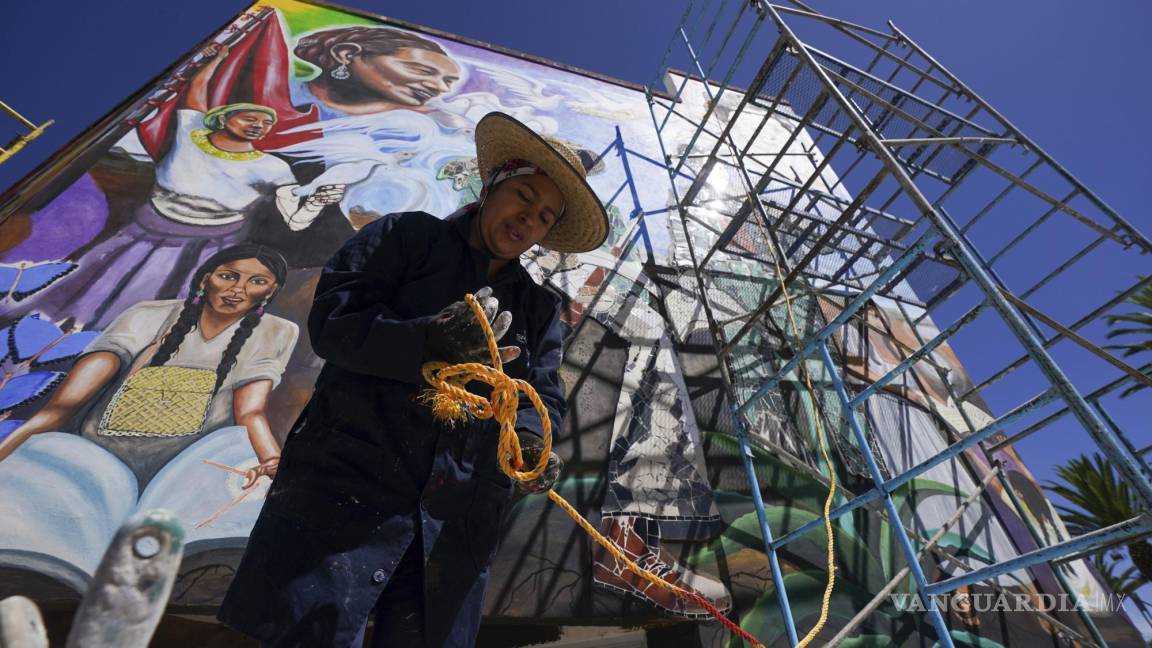 $!La artista mexicana Janet Calderón se prepara para trabajar en un mural que está ayudando a pintar en San Salvador, Estado de Hidalgo (México).