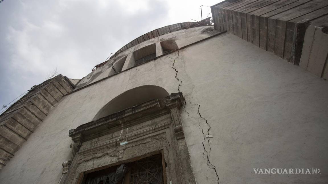 $!Una grieta corre a lo largo de una pared del crucero que sostiene la cúpula de la iglesia católica Nuestra Señora de los Ángeles, dañada por un sismo.