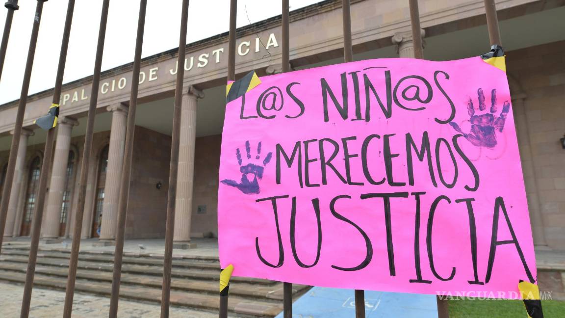 $!Saltillo, Coah. Mex. 19 de octubre del 2022 Manifestación de Colectivos Feministas de la Laguna en el Palacio de Justicia, esto por supuestos cabusos o negligencias en casos de violencia contra menores.