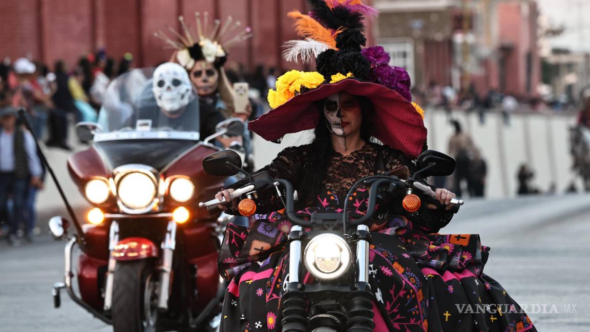 $!El contingente inicia con motociclistas, marcando el ritmo del festival.
