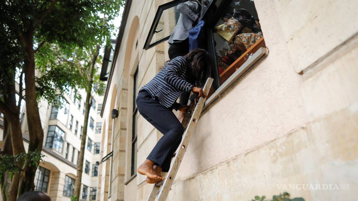 $!Turistas de un hotel en Nairobi corren por sus vidas tras ataque terrorista (fotogalería)