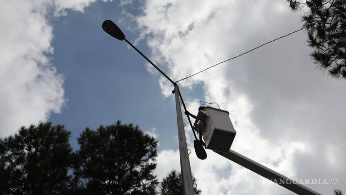 $!Cuadrillas de la Dirección de Servicios Públicos instalaron luminarias y repararon postes en el bulevar José Musa de León, eliminando puntos oscuros y reforzando la seguridad de la zona.