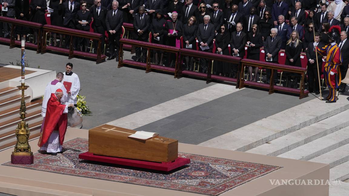 $!El decano del Colegio Cardenalicio vaticano, Giovanni Battista Re, esparce incienso sobre el ataúd del papa Francisco durante su funeral, en la Plaza de San Pedro.