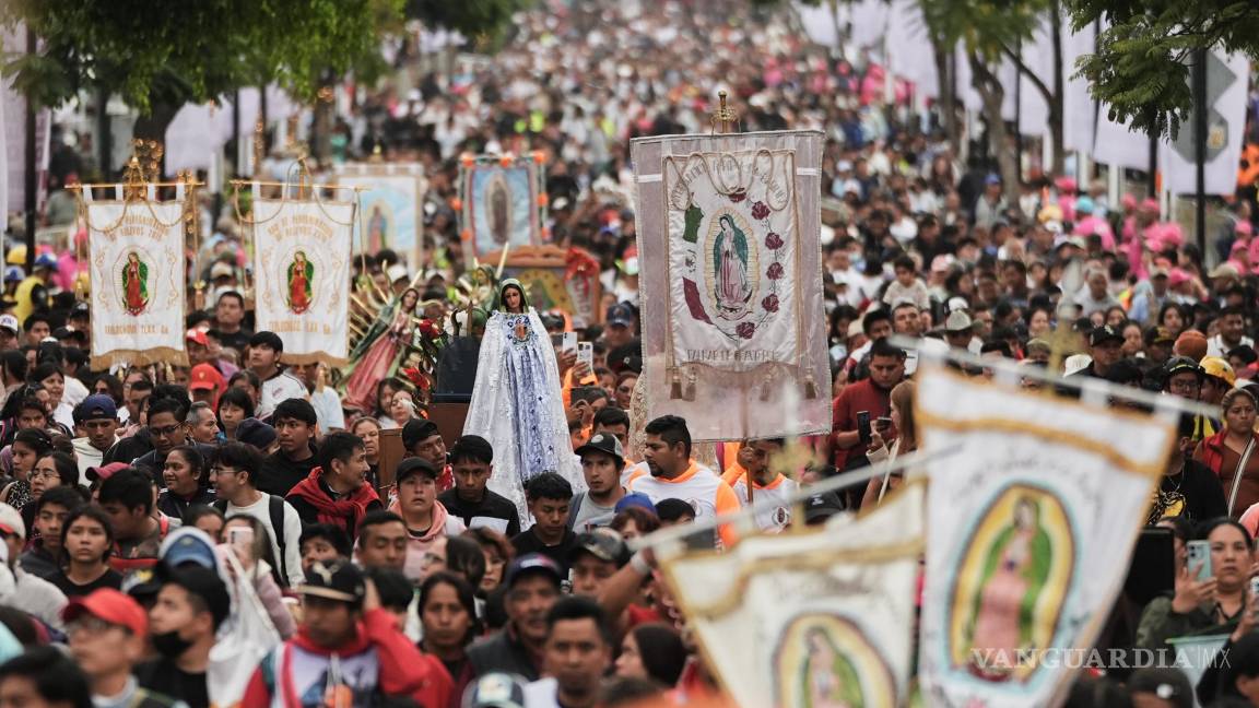 $!Peregrinos llegan a la basílica de la Virgen de Guadalupe, en la Ciudad de México, el 11 de diciembre de 2025, en la víspera del día de su fiesta.