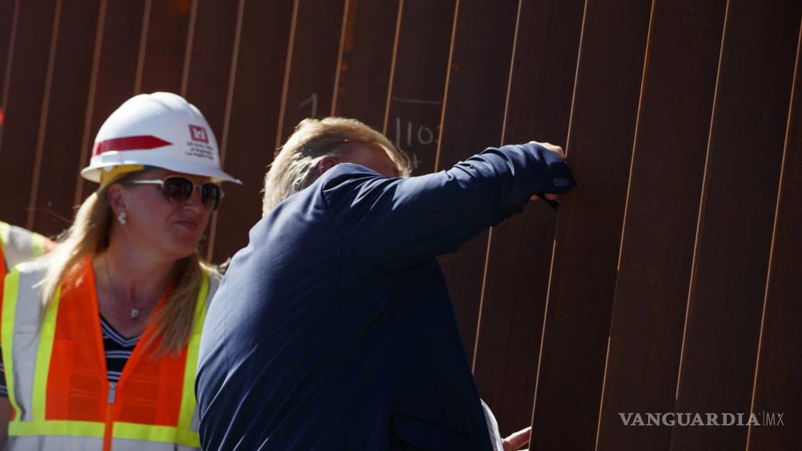 Donald Trump deja su firma en muro fronterizo durante su visita a California