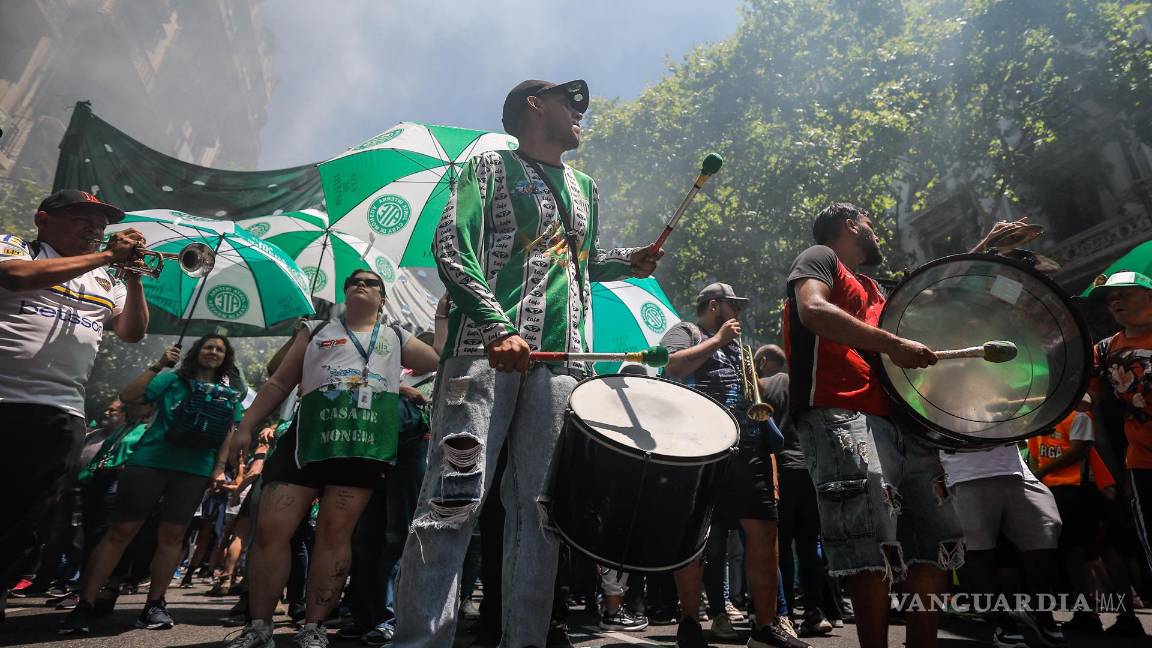 $!Músicos tocan instrumentos durante una marcha contra el Gobierno del presidente de Argentina, Javier Milei, este jueves, en Buenos Aires, Argentina.