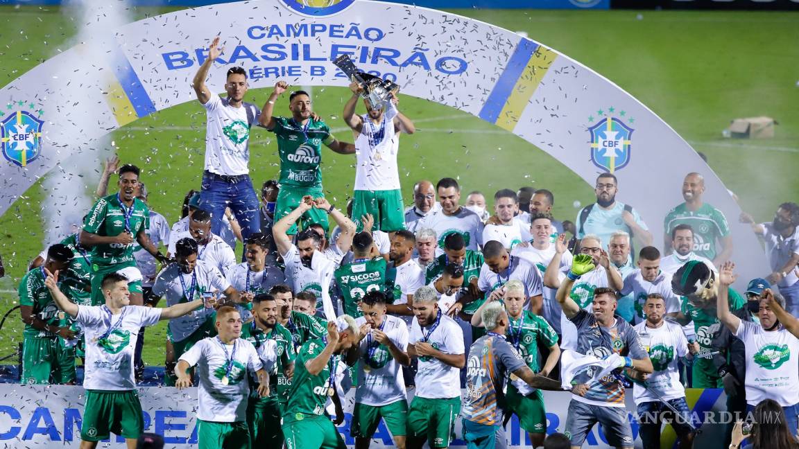 Chapecoense es campeón de la Serie B de Brasil con uno de los sobrevivientes a la tragedia