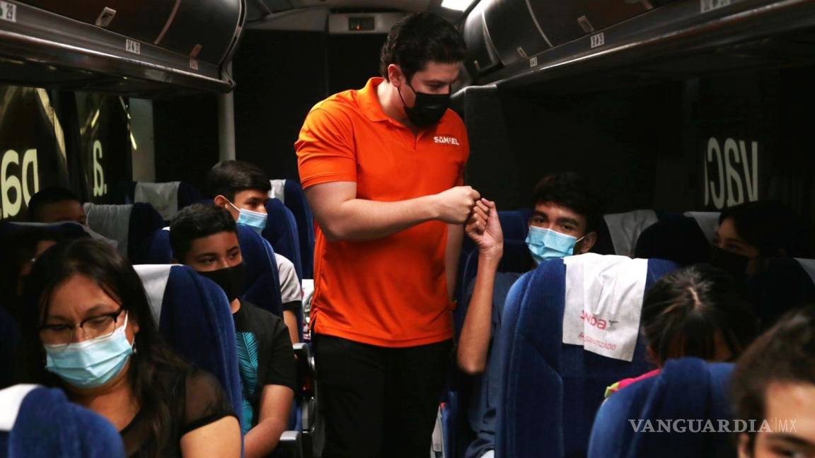Menores de NL viajan a Texas para vacunarse