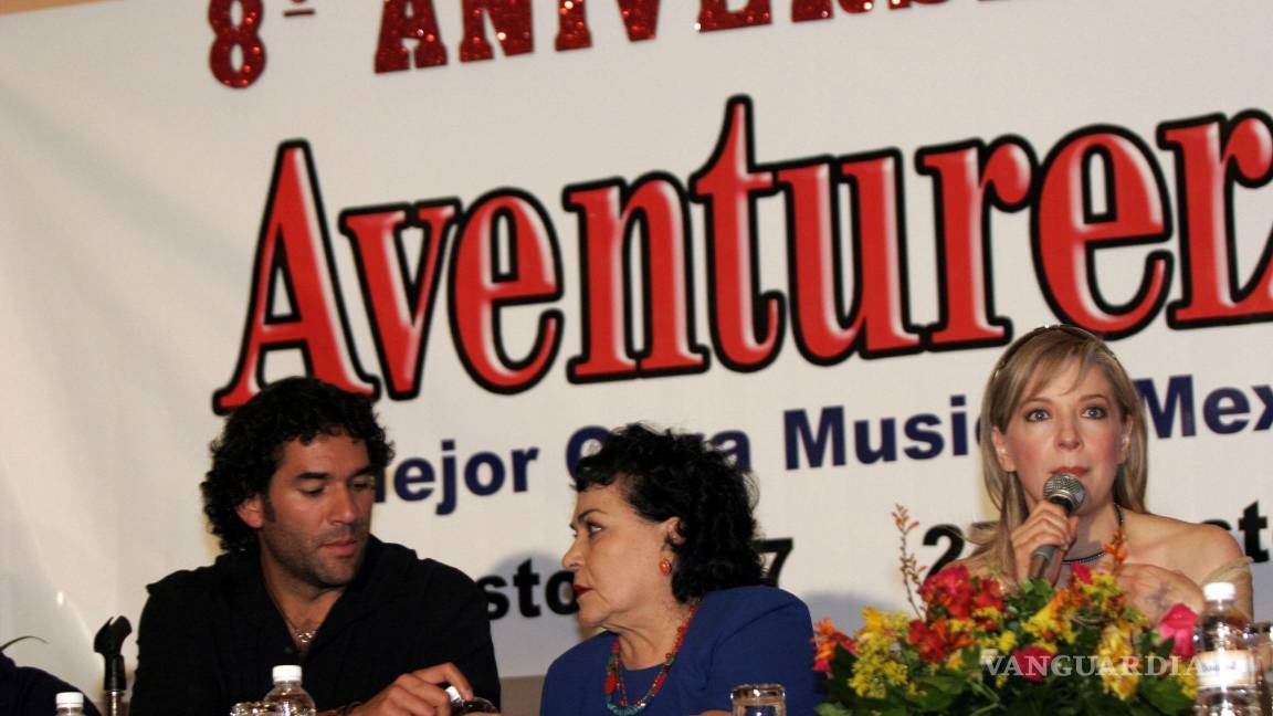 $!15 de agosto de 2005. Los actores Eduardo Santamarina, Carmen Salinas y Edith González, en la ceremonia del 8vo. Aniversario de la obra Aventurera. Cuartoscuro/Osvaldo Aguilar
