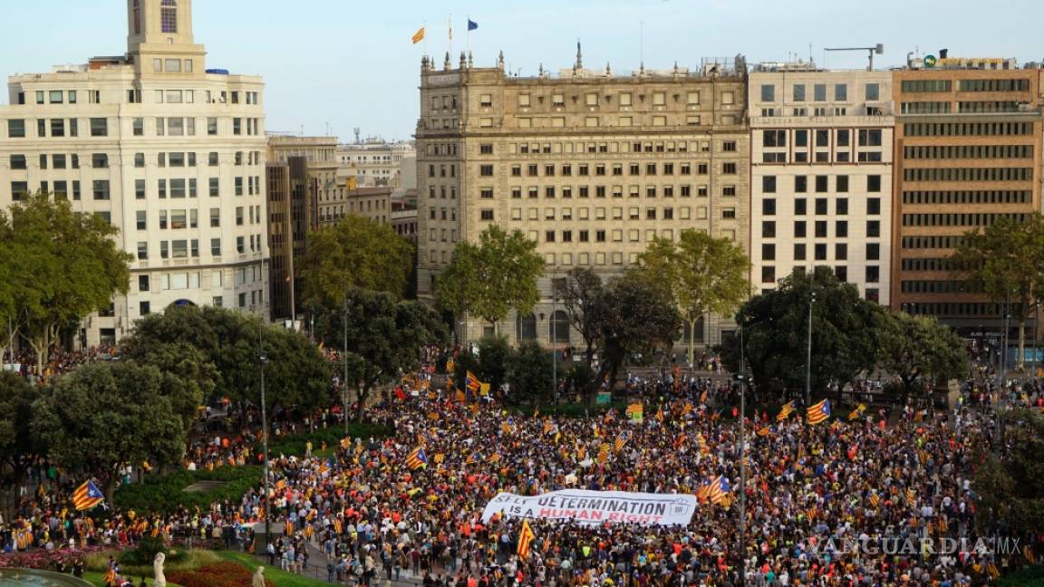 Miles de personas marchan en Cataluña por aniversario de referéndum