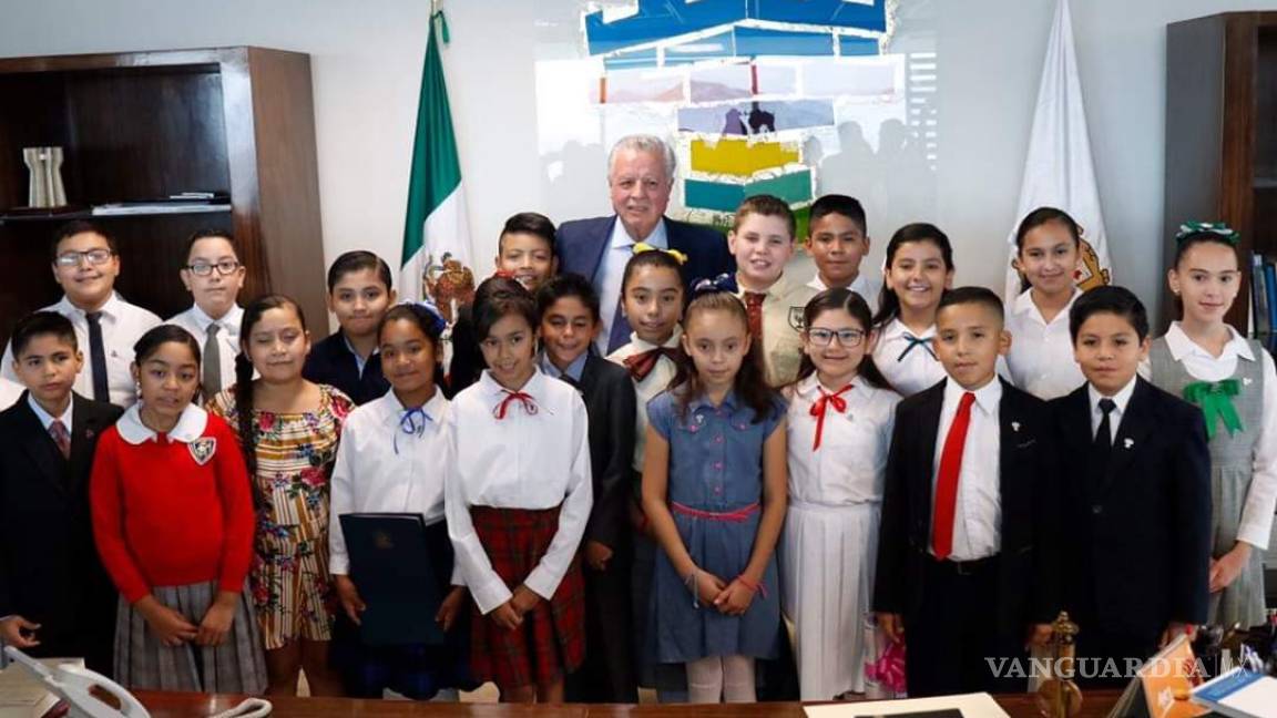 Convive alcalde Jorge Zermeño con niños de Torreón
