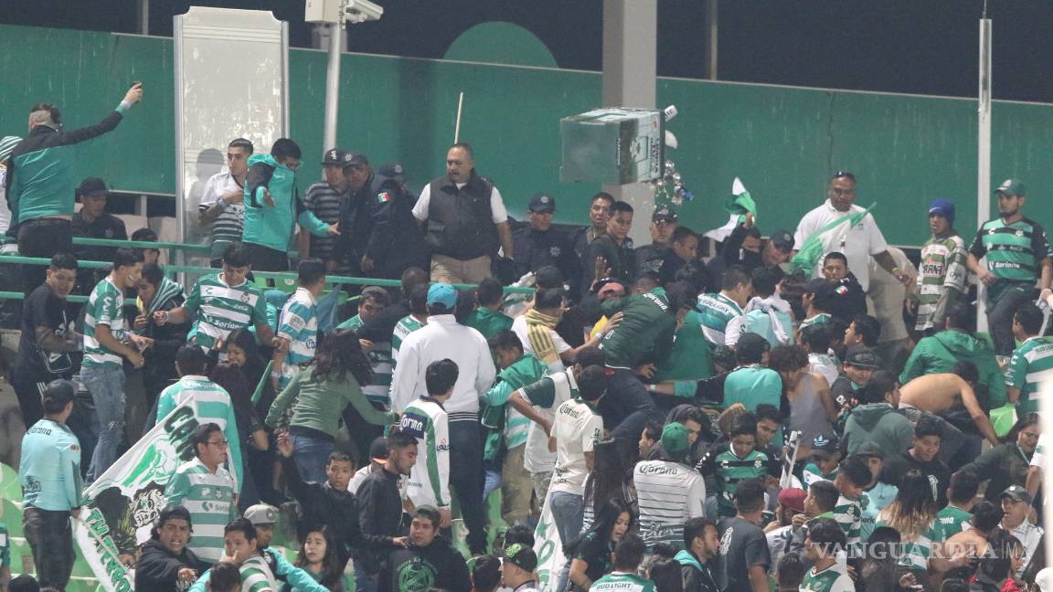 $!Policía y aficionados se pelean en el TSM