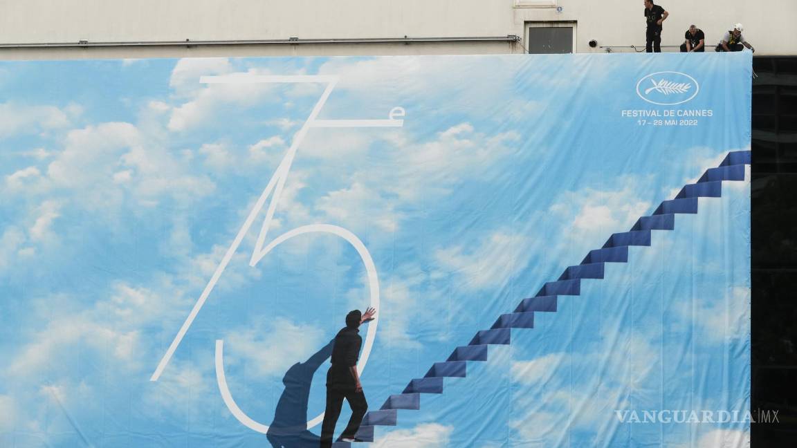 $!Trabajadores del Festival de Cine de Cannes colocan el cartel oficial en el Grand Theatre Lumiere durante los preparativos para la 75ta edición del evento en Cannes, Francia, el domingo 15 de mayo de 2022. El festival de cine de Cannes se realizará del 17 al 28 de mayo de 2022. (Foto AP/Dejan Jankovic)