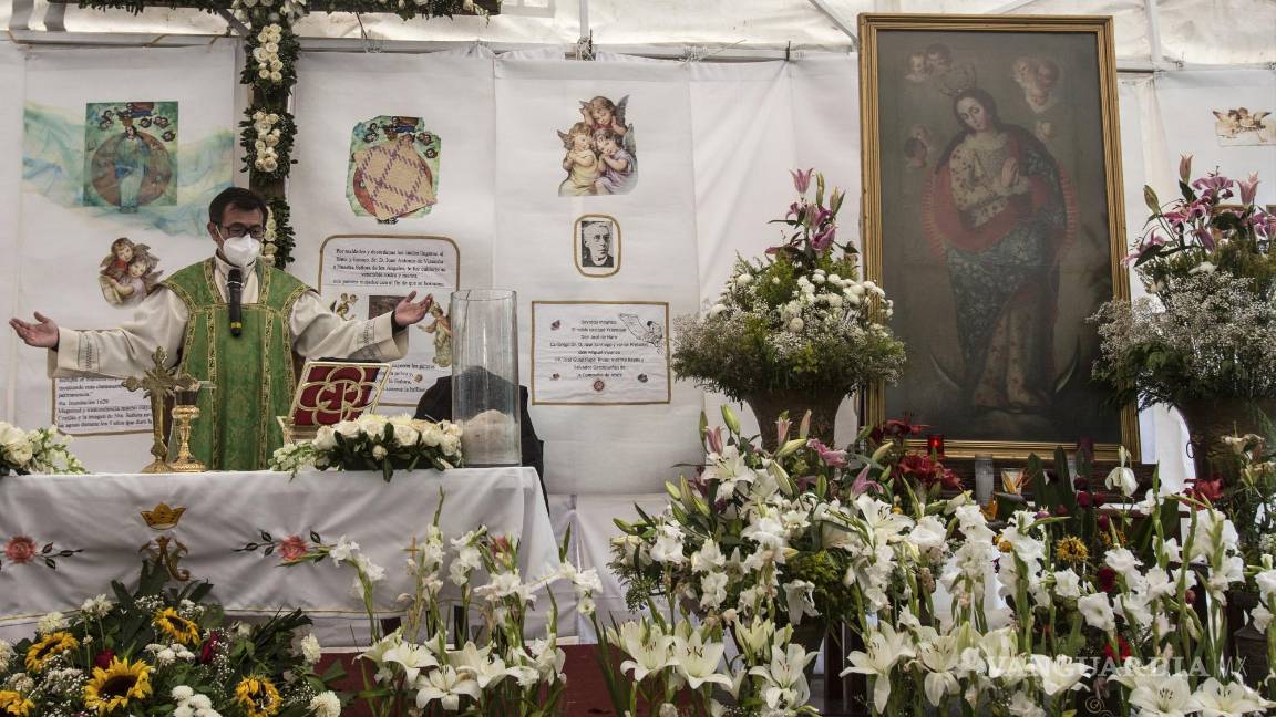$!El padre Adrián Vázquez celebra misa en Santuario Parroquial de Nuestra Señora de los Ángeles, en Guerrero, Ciudad de México.