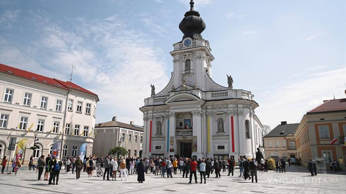 $!Polonia rinde un homenaje a Juan Pablo II con fieles respetando la sana la distancia por la pandemia del coronavirus