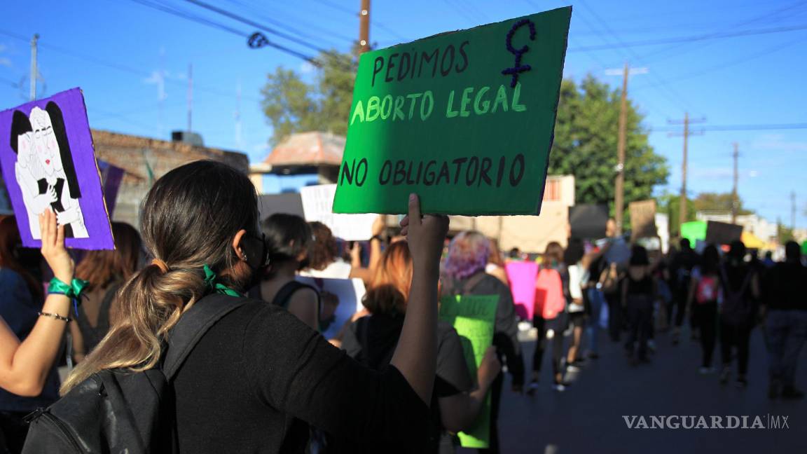 $!Imagen del 28 de septiembre de 2021 que muestra a mujeres mientras se manifiestan a favor del aborto, en Ciudad Juárez, Chihuahua. EFE/Luis Torres