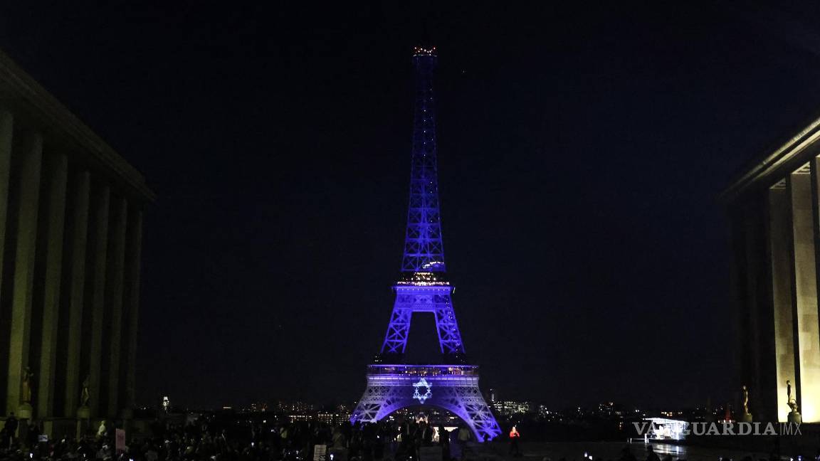 $!La Torre Eiffel se ilumina con los colores de la bandera israelí durante una manifestación en apoyo de Israel en París, Francia.