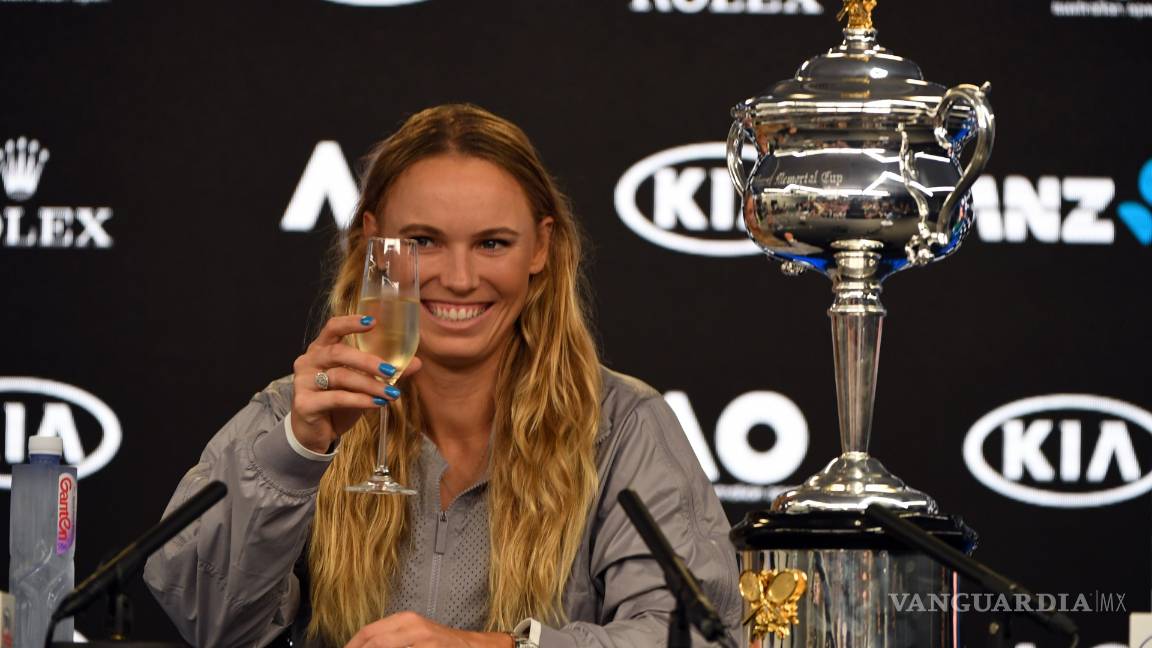 $!"Déjenme que abrace el trofeo, he soñado mucho con esto”, dice Wozniacki