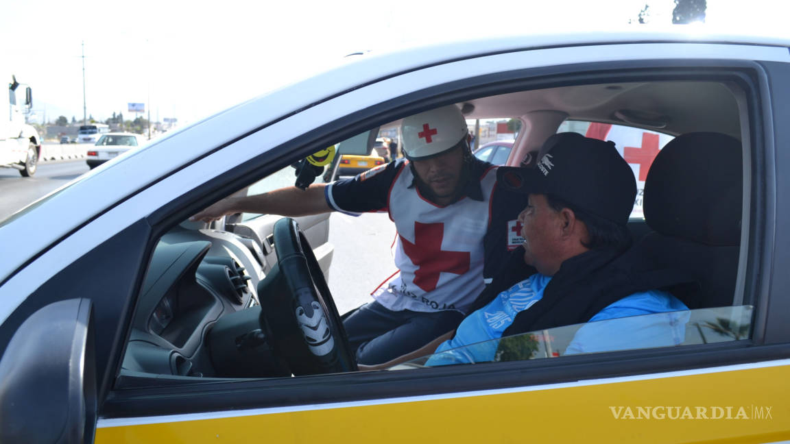 $!Mujer taxista provoca choque, culpa a trailero