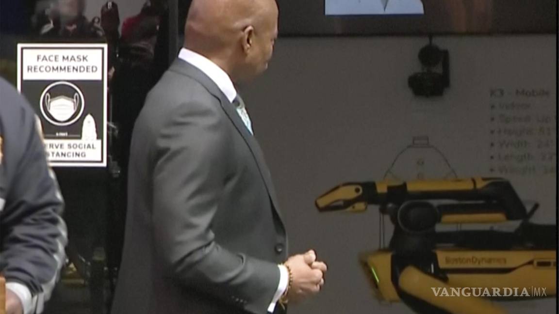 $!El alcalde de Nueva York, Eric Adams, mira hacia atrás al robot móvil Digidog, durante una conferencia de prensa en Times Square en Nueva York.