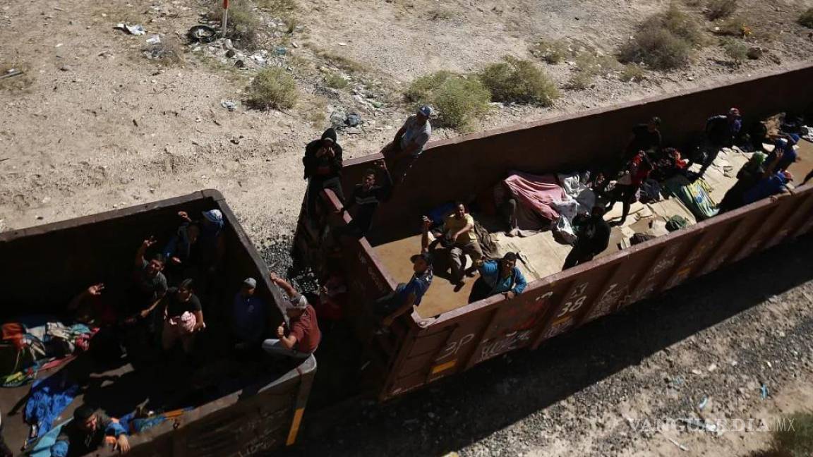 Migrantes bloquean paso al tren en Chihuahua para subirse