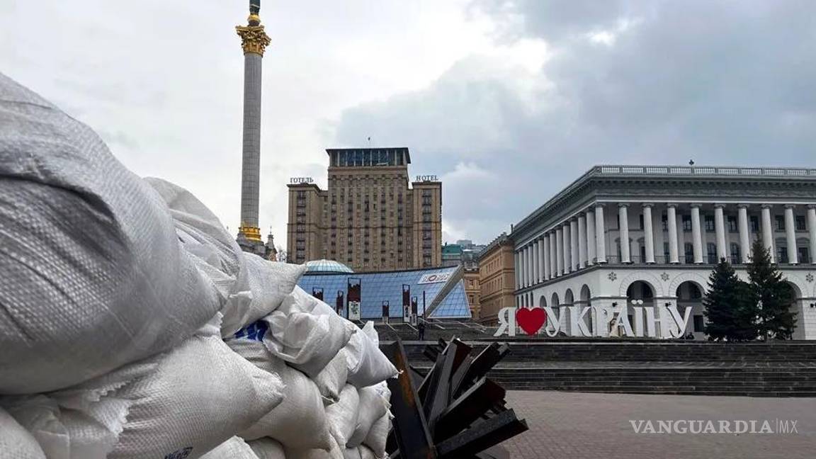 $!En la imagen, barricadas y medidas de seguridad en la Plaza del Maidan en Kiev, en marzo de 2022.