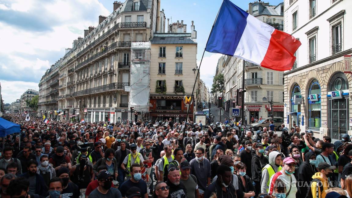 Chocan antivacunas contra la policía francesa por pase COVID obligatorio