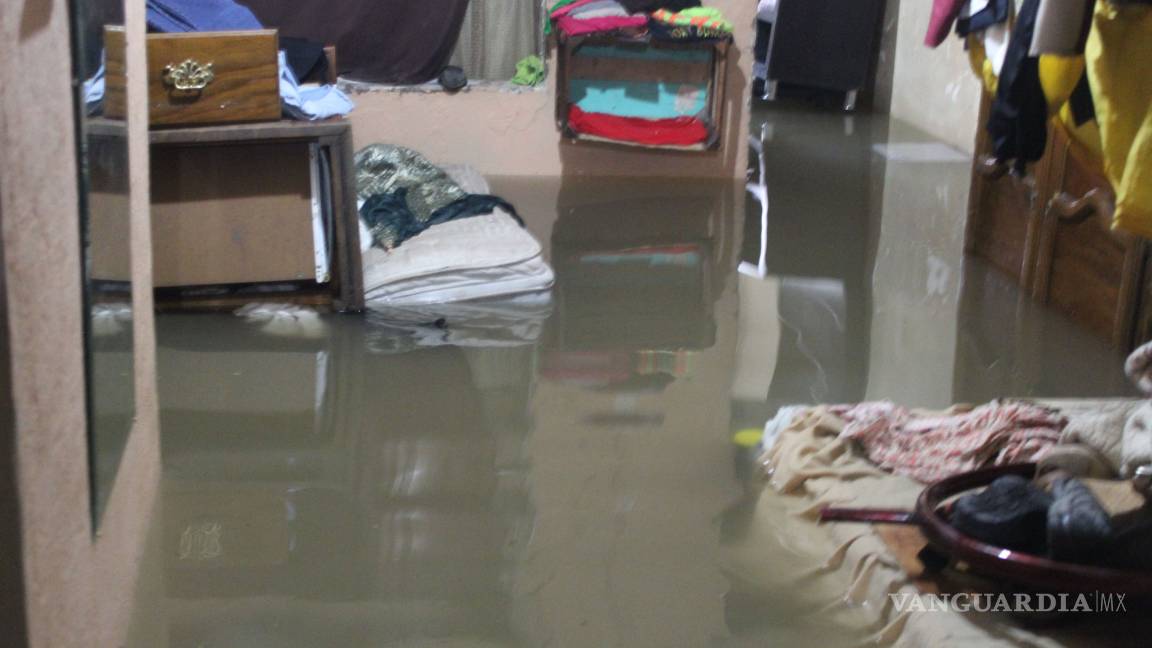 $!Convertidas en 'albercas' a causa de las lluvias, casas de Torreón