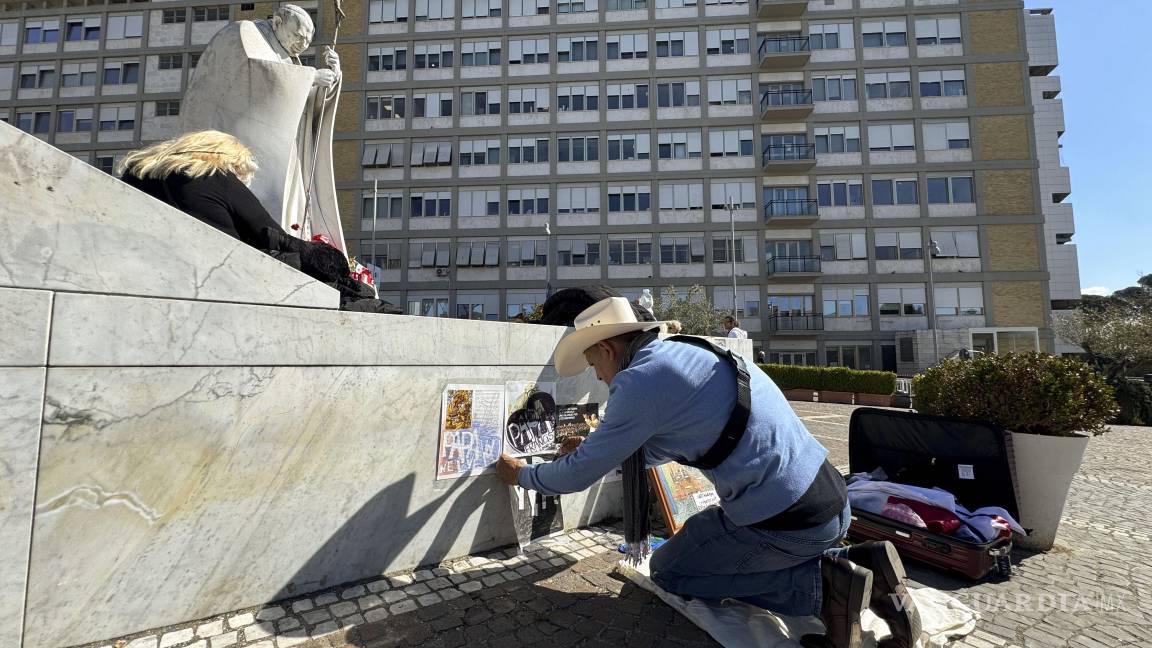 $!Arte y oración: Conoce al artista mexicano que viajó a Roma para apoyar al Papa Francisco con sus dibujos