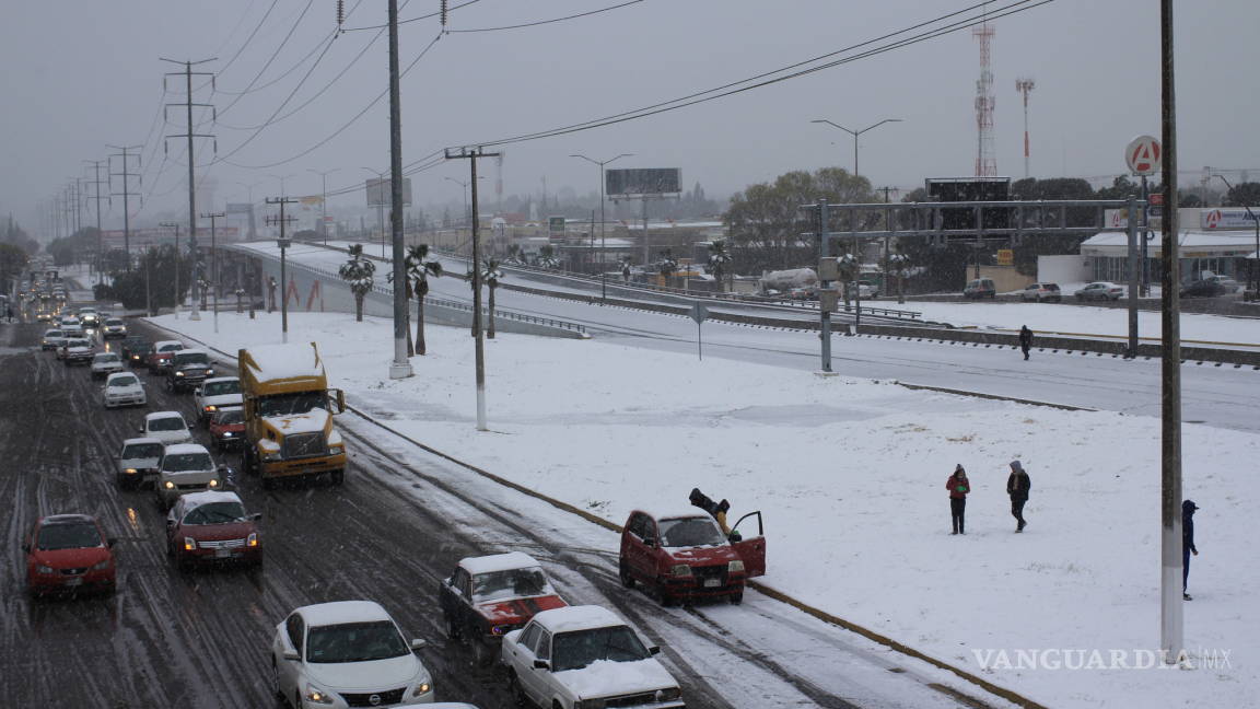 Trabajadores de Chrysler y otras empresas de Derramadero no llegan a trabajar por la nevada en Saltillo