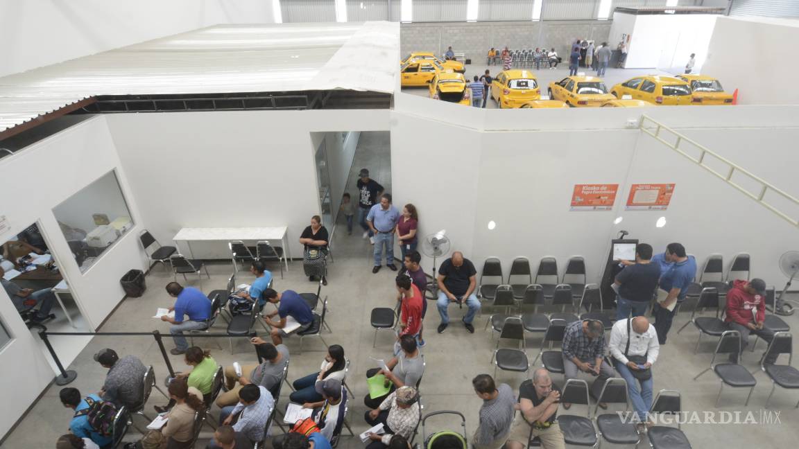 Tramitan en Saltillo licencias de conducir en módulo itinerante